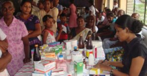 Une pharmacie dans un camp médical au Sri Lanka. Les médecins du pays lancent maintenant un appel aux dons pour soutenir le système de santé, qui a été fortement touché par la crise économique actuelle. Copyright : Direct Relief (CC BY-NC-ND 2.0). Cette image a été recadrée.